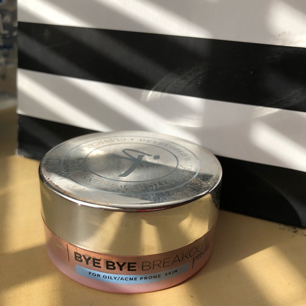 It Cosmetics Bye Bye Breakout Powder Tan